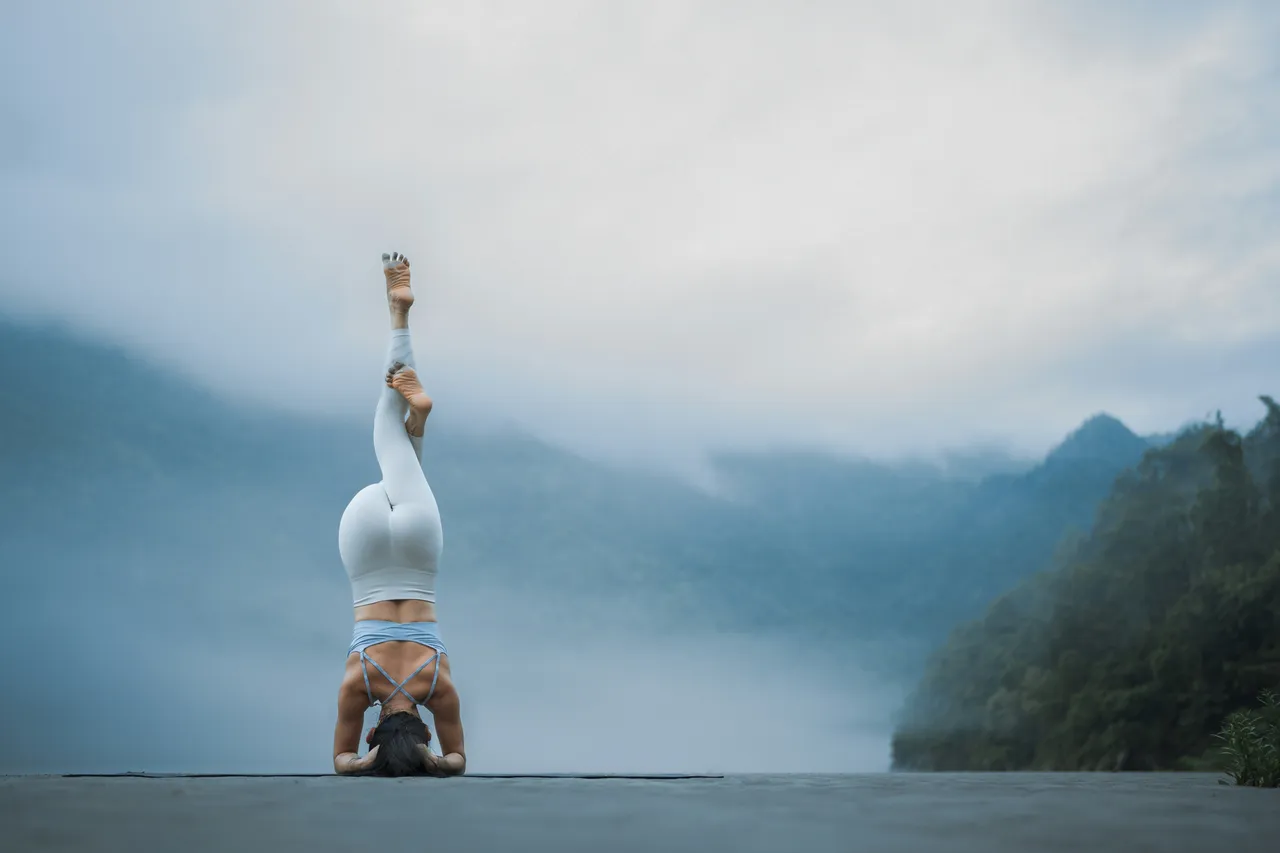 Heilpraxis Kozarec Yoga Retreat Yoga Asana in der Natur
